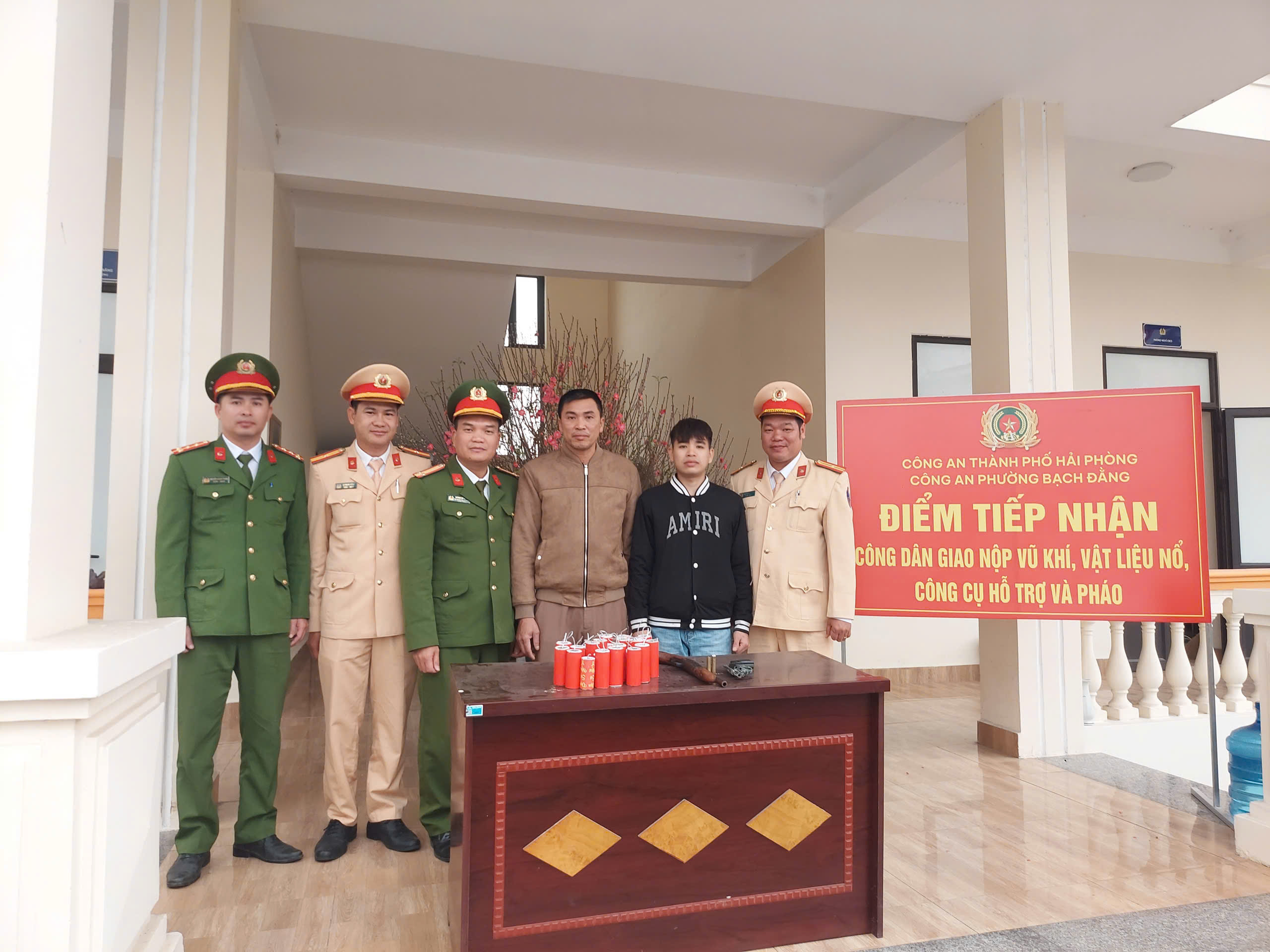 Công an phường Bạch Đằng, Trạm Cảnh sát giao thông Lưu Kiếm vận động người dân tự nguyện giao nộp 02 khẩu súng và 03kg pháo nổ